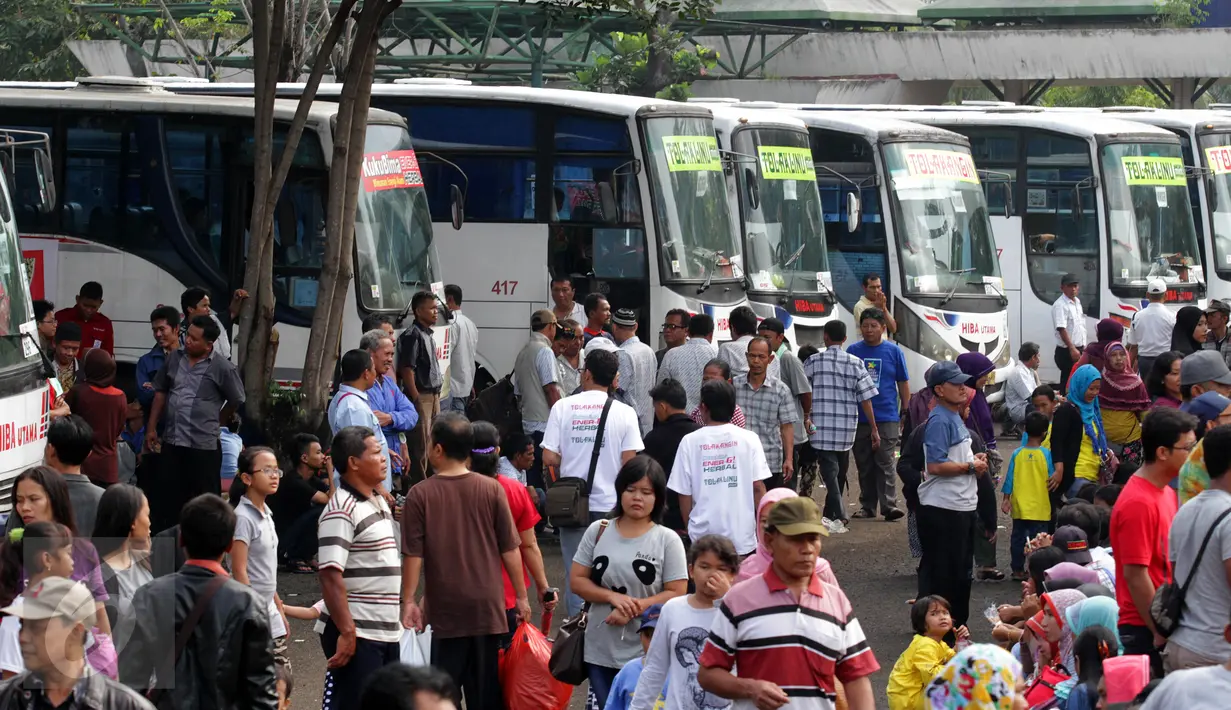 Sejumlah pedagang jamu bersiap berangkat mudik gratis Sido Muncul yang ke-27 di Lapangan Parkir Pintu Masuk Utama TMII, Jakarta, Jumat (7/1). Sebanyak 16 ribu pedagang jamu diberangkatkan dengan 186 bus secara serentak. (Liputan6.com/Fery Pradolo)