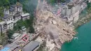 Petugas penyelamat mencari korban selamat di lokasi tanah longsor di Kabupaten Pengshui, Chongqing, Tiongkok, Sabtu, 17 Juli 2026. (AFP/ CNS)