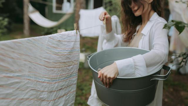 Solusi Atasi Baju Hitam Kusam dengan Tambahan Bahan Dapur