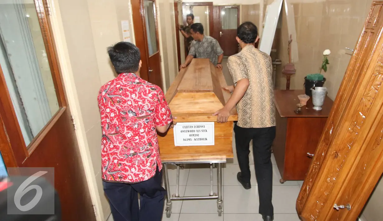 Petugas membawa jenazah terpidana mati kasus penyalahgunaan narkoba Seck Osmanu di Rumah Sakit Saint Carolus, Jakarta, Jumat (29/7). Seck Osmanu merupakan 1 dari 4 nama terpidana yang dieksekusi di Lapas Nusakambangan. (Liputan6.com/Immanuel Antonius)