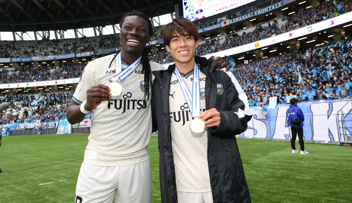 Musim 2024 ini pun diawali Bafetimbi Gomis dengan baik. Ia ikut mengantarkan Kawasaki Frontale menjuarai Fujifilm Super Cup alias Piala Super Jepang. Bermain penuh 90 menit meski tak mencetak gol, Kawasaki Frontale menang 1-0
atas Vissel Kobe. (J.LEAGUE)