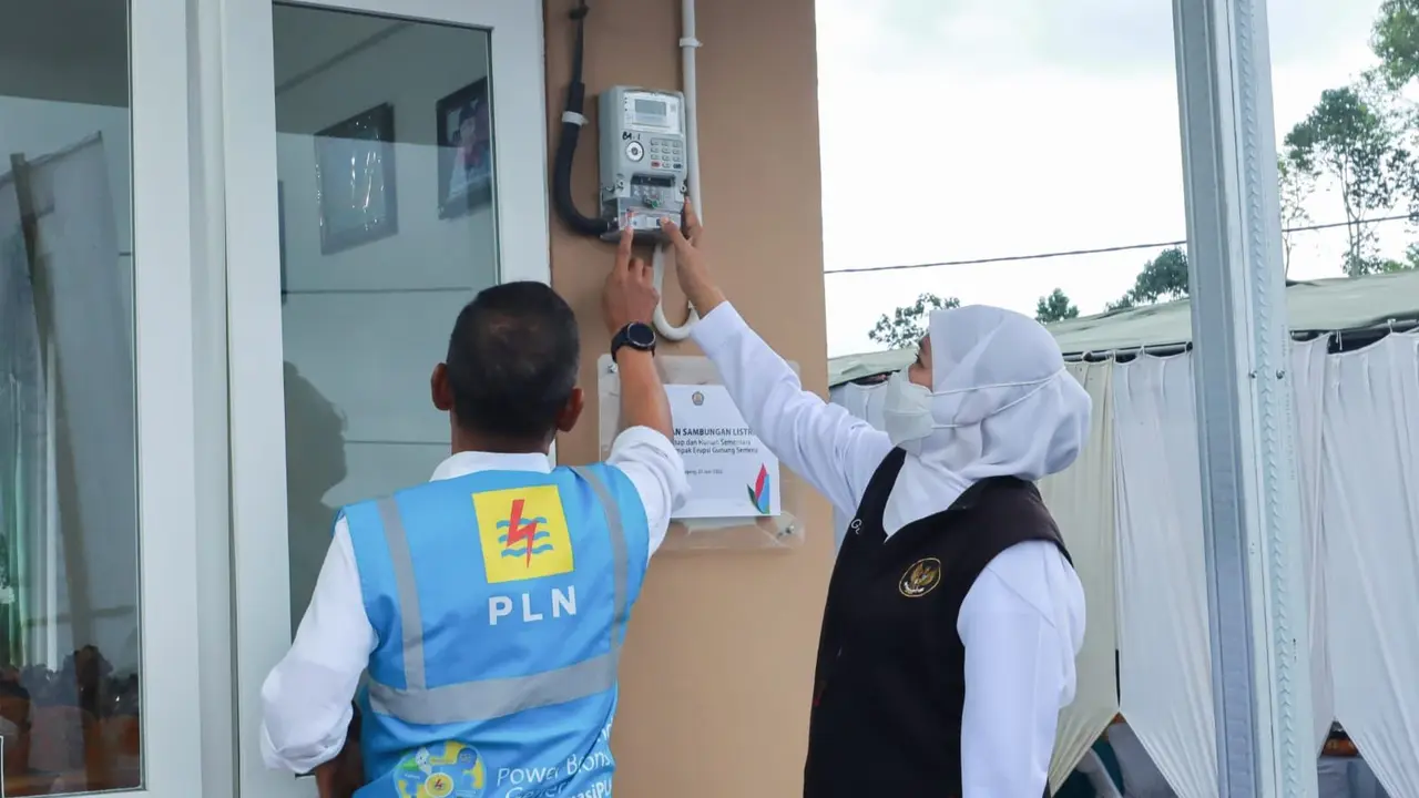 Gubernur Jatim Khofifah mengecek pemasangan listrik di huntara dan huntap pengungsi Semeru. (Dian Kurniawan/Liputan6.com).