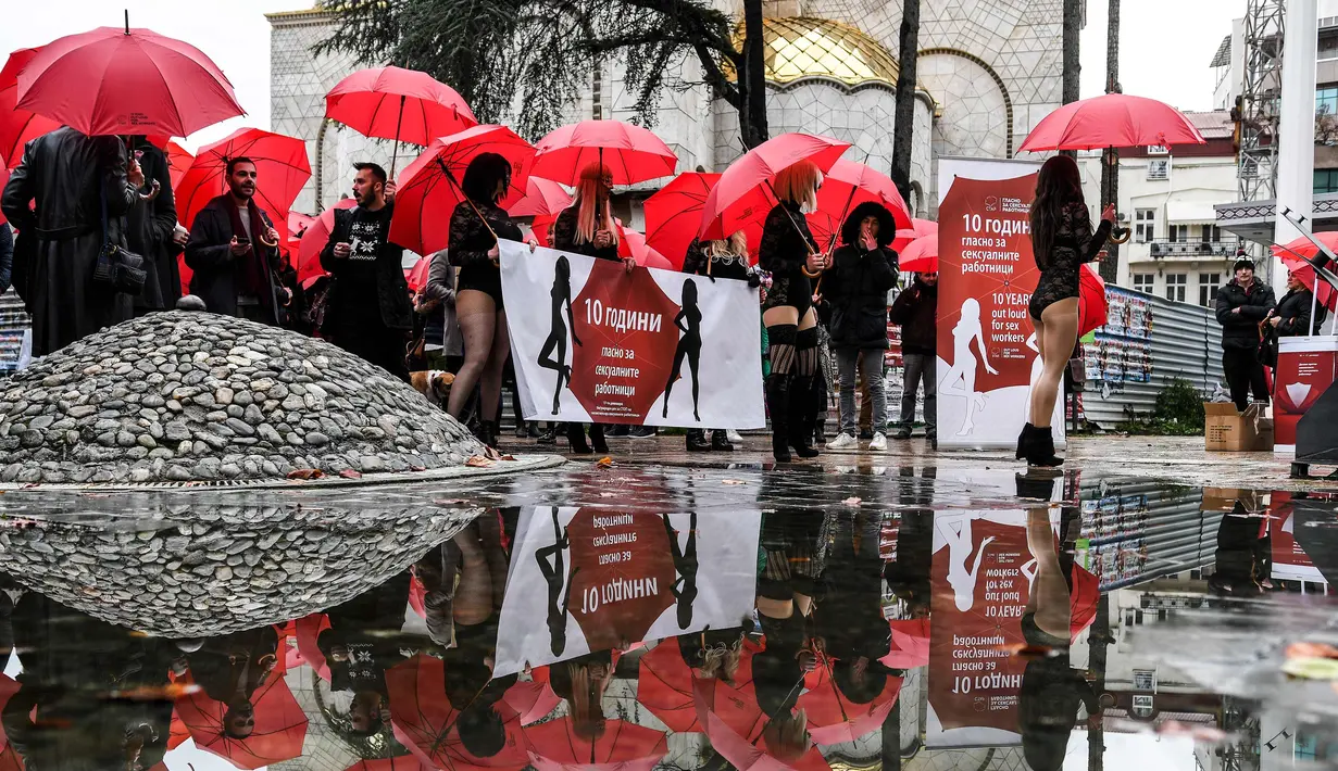 Suasana unjuk rasa sejumlah wanita pekerja seks di Skopje, Makedonia (17/12). Para pekerja seks ini memprotes kekerasan yang mereka alami, dan hukuman untuk klien prostitusi. (AFP Photo/Robert Atanasovski)