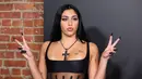 Aktris Amerika Serikat Lourdes Leon tiba pada pembukaan pameran Thierry Mugler: Couturissime di Brooklyn Museum, Brooklyn, New York City, Amerika Serikat, 15 November 2022. Riasannya dilakukan secara klasik yang terdiri dari eyeliner hitam serta lipstik satin berwarna peach. (Theo Wargo/Getty Images/AFP)