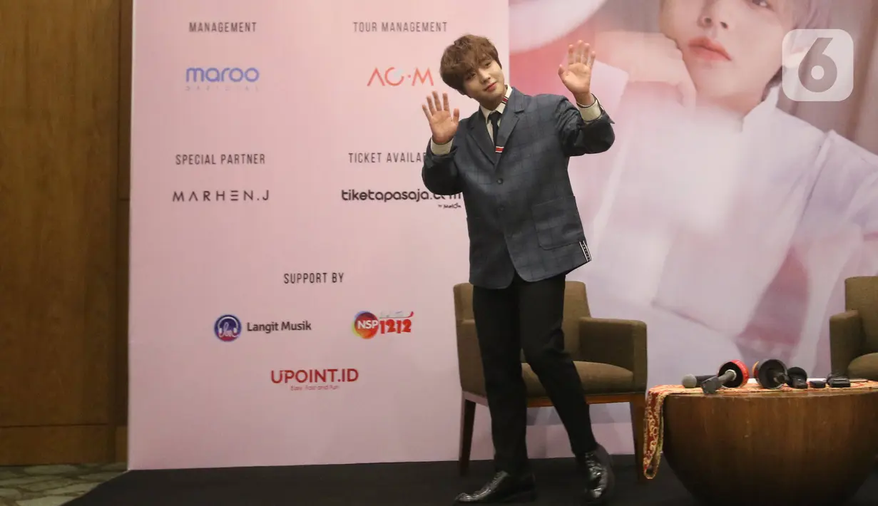 Penyanyi idola K-pop, Park Jihoon berpose untuk awak media sebelum memulai konsernya di ICE BSD Hall 5, BSD, Tangerang Selatan, Sabtu (15/2/2020). Mantan anggota Wanna One itu menggelar acara jumpa penggemar sekaligus konser bertajuk “Park Jihoon FanCon Asia Tour”. (Liputan6.com/Angga Yuniar)