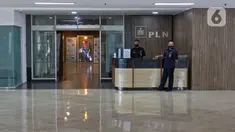 Petugas berjaga di Kantor PLN Pusat, Jalan Trunojoyo, Blok M, Jakarta, Selasa (21/7/2020). PT PLN (Persero) memutuskan untuk menutup sementara kantor pusat  setelah enam orang karyawan PLN dinyatakan positif COVID-19, dimulai hari Senin (20/7) hingga Jumat (24/7). (Liputan6.com/Herman Zakharia)