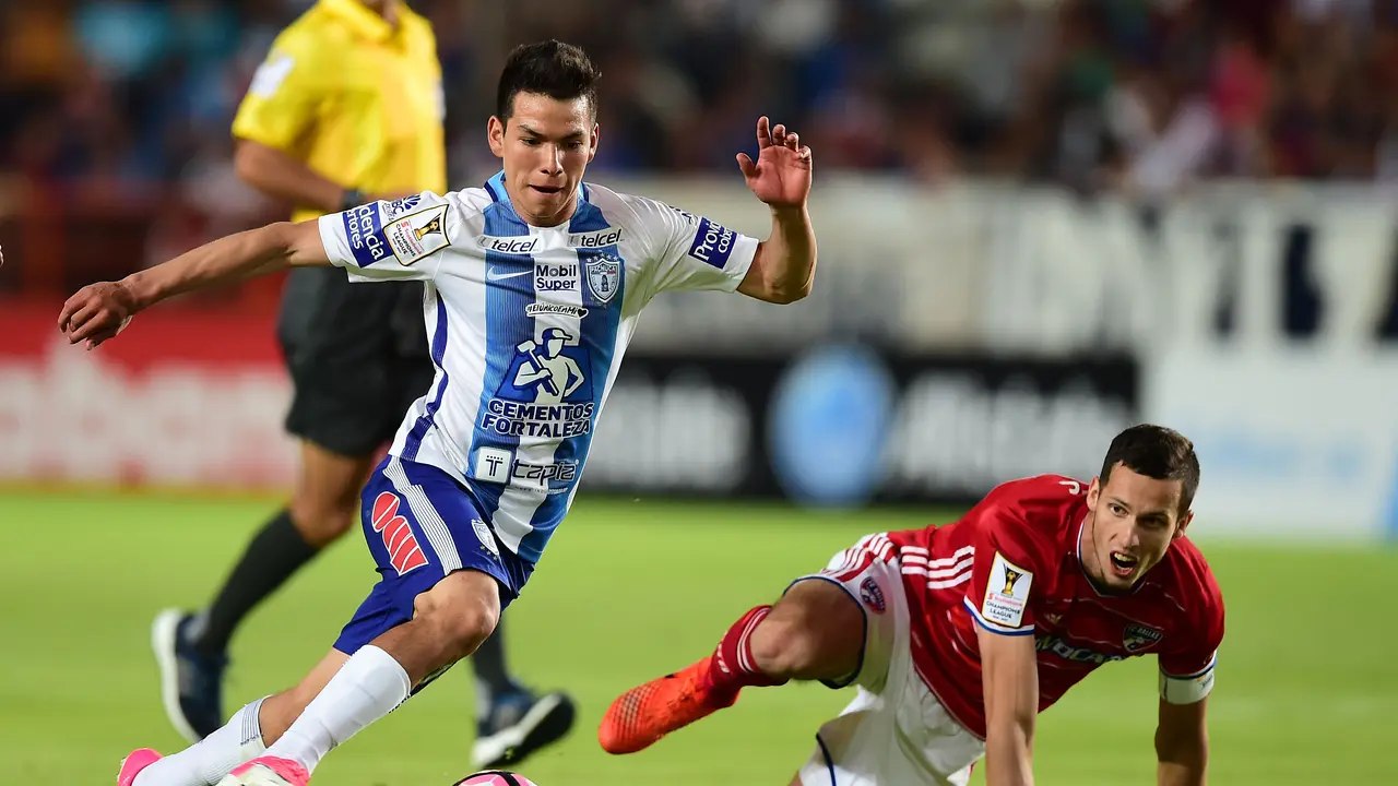 Penyerang sayap Pachuca, Hirving Lozano (kiri) yang tengah menjadi incaran Manchester United (MU)