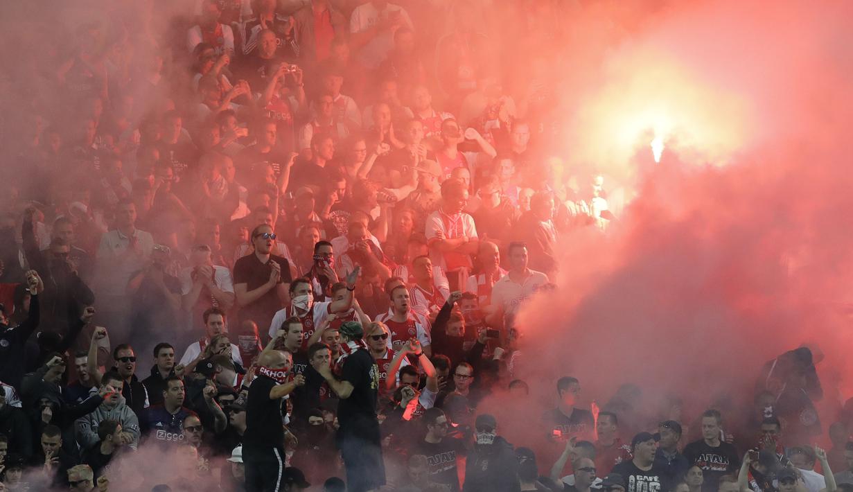 Fans Ajax menyalakan flare saat laga melawan Manchester United fans pada final Liga Europa di Friends Arena, Stockholm, Swedia, (24/5/2017). Manchester United menang 2-0. (AP/Michael Sohn)