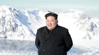 Pemimpin Korea Utara, Kim Jong-Un berpose dengan latar belakang Gunung Paektu yang bersalju di perbatasan China dan Korea Utara, Sabtu (9/12). Warga negeri itu menganggap Gunung Paektu adalah tempat suci revolusi Korea. (KCNA VIS KNS / AFP)