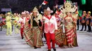 Kontingen atlet Indonesia saat mengikuti parade upacara pembukaan Olimpiade 2016 di Stadion Maracana, Rio de Janeiro, Brasil (5/8). Kostum kontingen Indonesia yang memadukan budaya Bali, Lampung, dan Papua.( REUTERS/Stefan Wermuth)