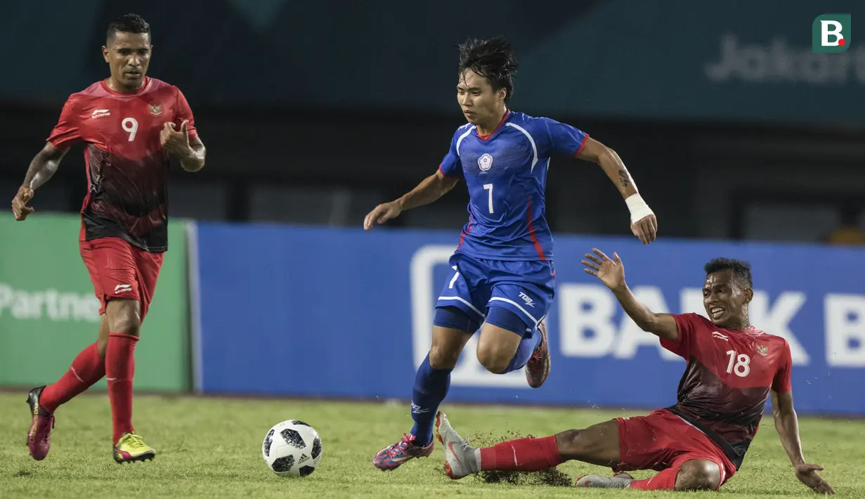 Gelandang Timnas Indonesia, Irfan Jaya, berusaha menghentikan pemain Taiwan pada laga Grup A Asian Games di Stadion Patriot, Jawa Barat, Minggu (12/8/2018). (Bola.com/Vitalis Yogi Trisna)