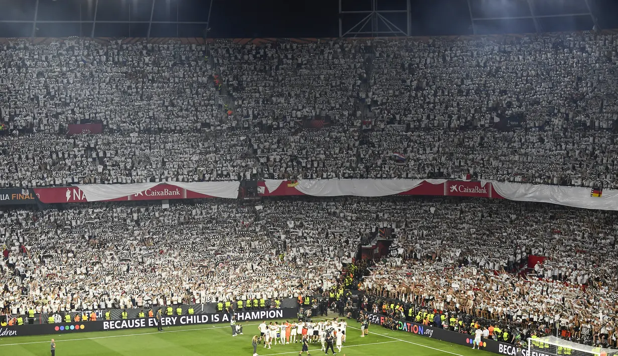 Para pemain Frankfurt merayakan dengan trofi setelah memenangkan pertandingan final Liga Europa melawan Rangers di stadion Ramon Sanchez Pizjuan di Seville, Spanyol, Kamis (19/5/2022).. Frankfurt mengalahkan Rangers 5-4 dalam adu penalti setelah pertandingan pertandingan berakhir imbang 1-1. (AP Photo/Jose Breton)