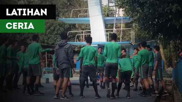 Berita video Timnas Indonesia U-19 berlatih dengan ceria dan tanpa ketegangan jelang laga penentuan melawan Brunei Darussalam.