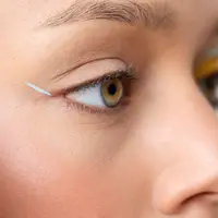 Mulai menggambar garis pada kelopak mata untuk ciptakan floating eyeliner. (Foto: Freepik)