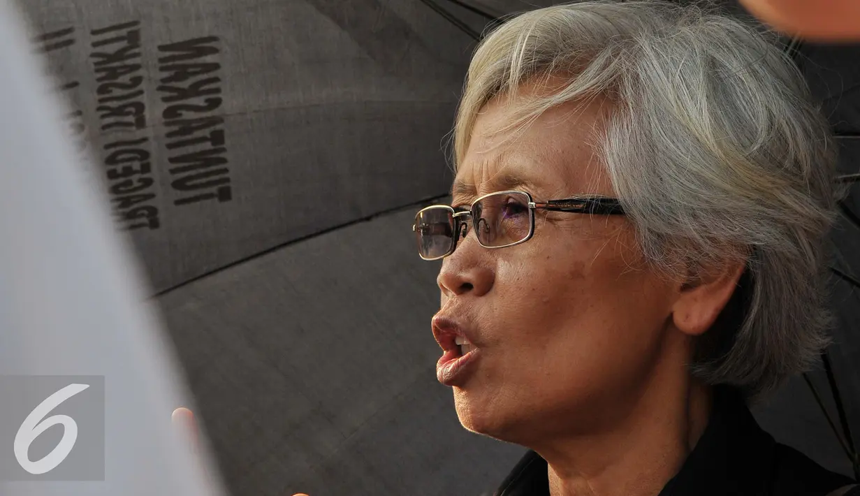 Aksi Kamisan ke-457 di depan Istana Merdeka, Jakarta, Kamis (1/9). Mereka menuntut Pemerintah untuk menyelesaikan kasus HAM salah satunya kasus Munir. (Liputan6.com/Gempur M Surya)