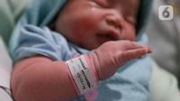 Gelang nama memperlihatkan identitas dan tanggal kelahiran anak di RSUD Kramat Jati, Jakarta, Kamis (29/2/2024). (Liputan6.com/Herman Zakharia)
