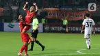 Pemain Persija Jakarta Riko Simanjuntak (kedua kiri) melakukan selebrasi usai mencetak gol ke gawang Ratchaburi FC pada laga persahabatan di Stadion Patriot Candrabhaga, Bekasi, Jawa Barat, Minggu (25/6/2023). Persija Jakarta berhasil menang 1-0 atas klub Thailand tersebut. (Liputan6.com/Herman Zakharia)