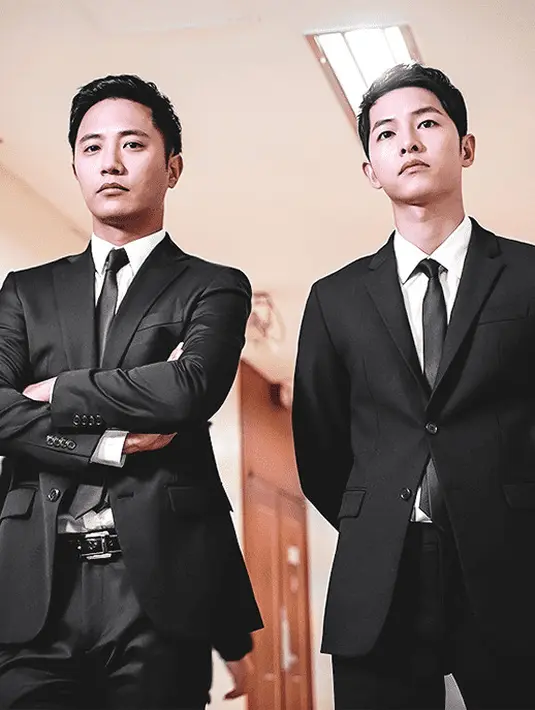 Kisah pengabdian diri dan mempertaruhkan nyawa untuk negara yang dilakukan Yoo Shi Jin (Song Joong Ki) dan Seo Dae Young (Jin Goo) begitu seru untuk disaksikan. Meski saling mengolok, namun keduanya adalah sahabat setia yang saling mendukung dan melindungi satu sama lain. (Foto: Soompi)