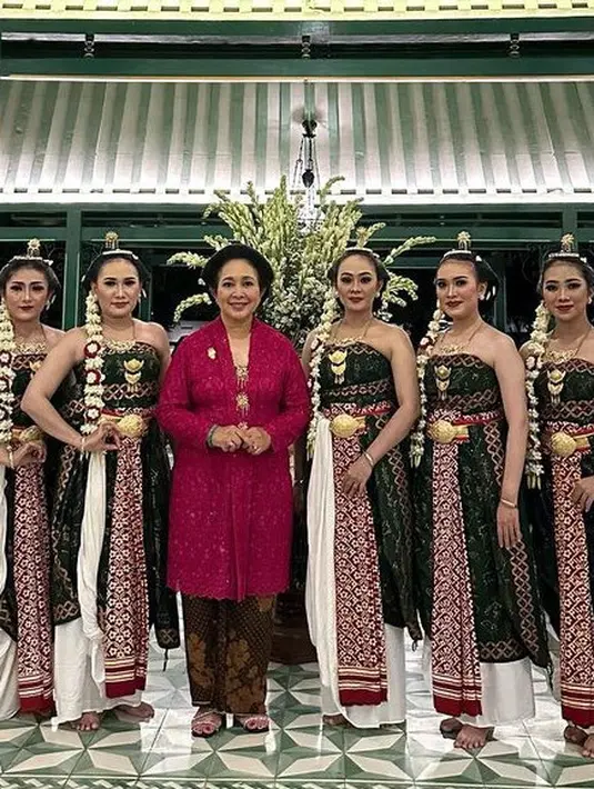 Ia juga terlihat anggun dengan kebaya panjang brokat warna fuschia lengkap dengan bros. Dipadukan kain batik coklatnya.  [@titieksoeharto]