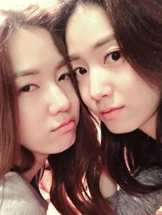 Ryu Hwayoung dan Ryu Hyoyoung merupakan kembar identik. Dua wanita cantik ini merupakan mantan anggota girlband tapi beda grup. (Foto: koreaboo.com)
