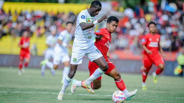 Semen Padang melawan Persebaya Surabaya.