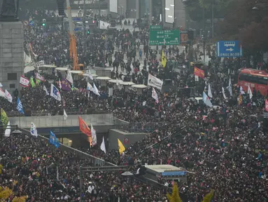 Ribuan warga Korea Selatan (Korsel) memenuhi Gwanghwamun square, pusat Kota Seoul, Sabtu (5/11). Mereka mendesak Presiden Park Geun-Hye mundur dari jabatannya terkait skandal korupsi yang telah melumpuhkan pemerintahannya. (Ed Jones/AFP)