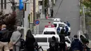 Awak media saat meliput olah TKP mutilasi di Zama, Prefektur Kanagawa, Jepang, (31/10). Kepolisian Jepang menangkap pria bernama Takahiro Shiraishi (27) atas dugaan pembunuhan setelah menemukan potongan tubuh sembilan mayat. (AFP Photo/Toru Yamanaka)