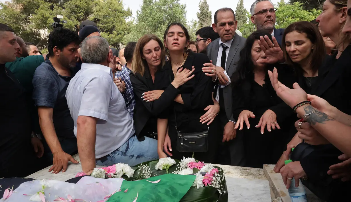 <p>Reaksi para pelayat selama pemakaman jurnalis veteran Al-Jazeera Shireen Abu Akleh di Mount Zion Cemetery di luar Kota Tua Yerusalem pada 13 Mei 2022. Shireen Abu Akleh , seorang reporter Palestina-Amerika yang meliput konflik Timur Tengah selama lebih dari 25 tahun, terkena tembakan di kepala pada hari 11 Mei 2022 lalu dalam serangan militer Israel di kota Jenin di Tepi Barat. (HAZEM BADER / AFP)</p>