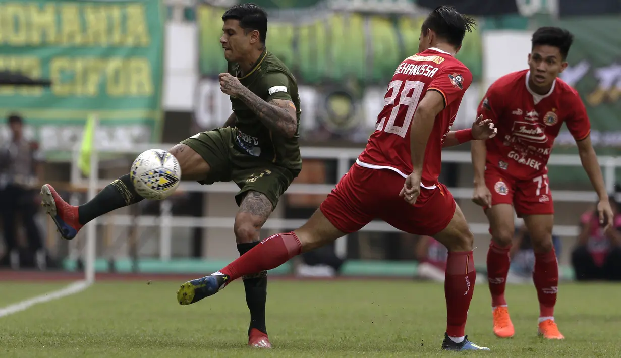 Gelandang PS Tira Persikabo, Ciro Henrique, berebut bola dengan pemain Persija Jakarta pada laga Shopee Liga 1 di Stadion Pakansari, Bogor, Selasa (16/7). Tira menang 5-3 atas Persija. (Bola.com/Yoppy Renato)