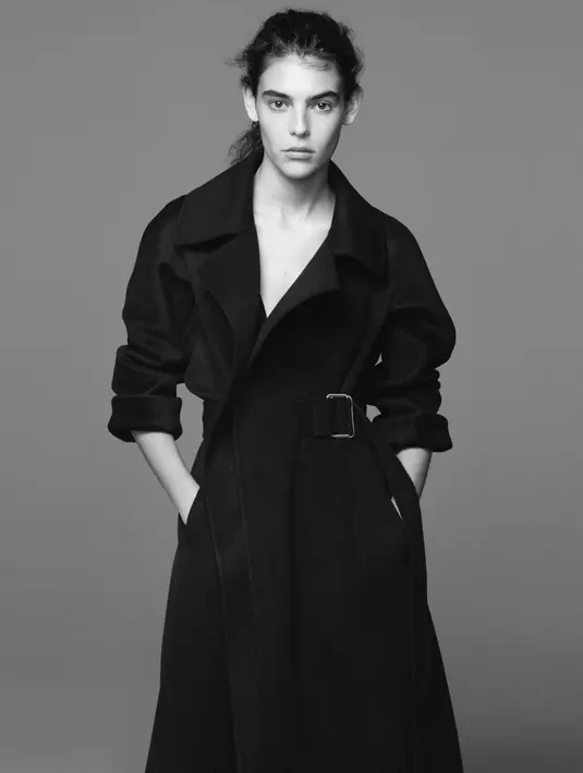 Untuk tampil lebih berkelas, kamu bia memadkan Cashmere Blend Wrap Long Coat dengan Pleated Wrap Long Skirt. Paduan ini memberikan proporsi menarik dan bentuk ikonik. (UNIQLO)