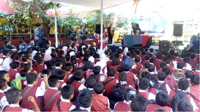 Pentas teater boneka Staffan Björklund's mendapat apresiasi dari ratusan siswa SD Negeri Babakan Surabaya 083, Jalan Ibrahim Adjie, kota Bandung. (Liputan6.com/Huyogo Simbolon)