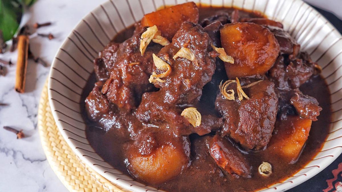 Semur daging sapi dengan kuah kecap manis yang kental, dilengkapi aroma rempah khas Nusantara