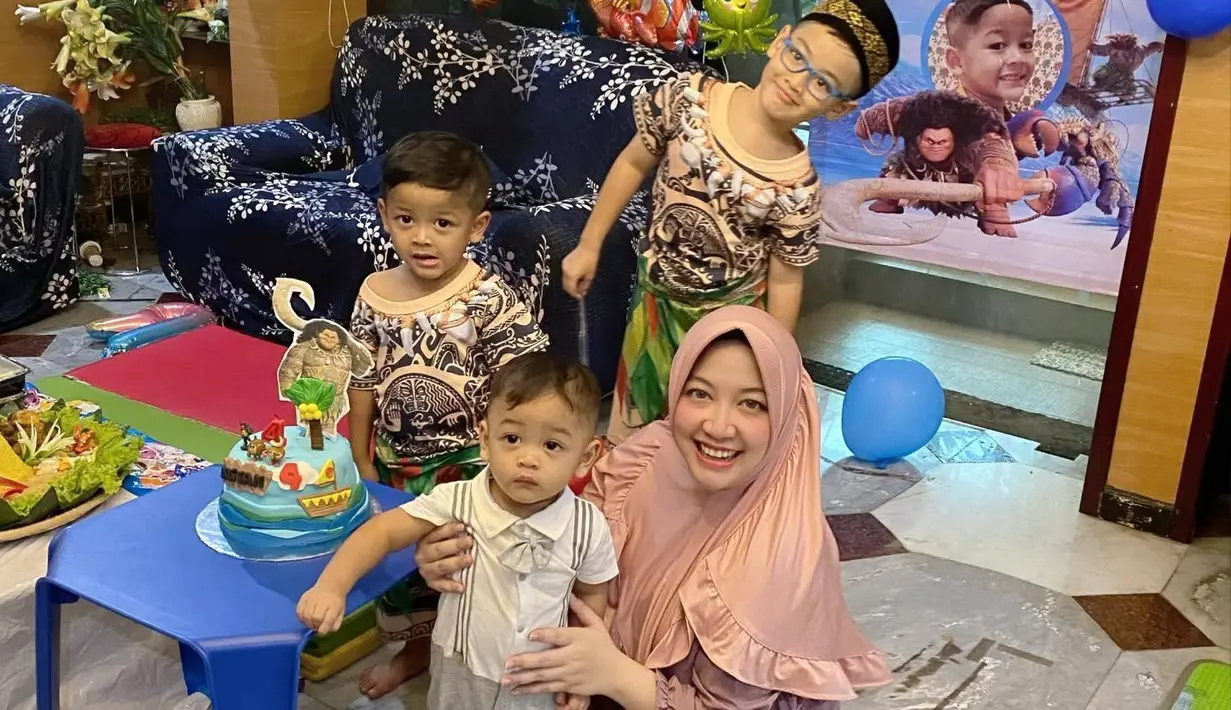 <p>Pernikahan Maissy dan Rifky makin lengkap dengan kehadiran 3 buah hati. [Foto: instagram/pramaisshelarinda]</p>