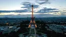 Foto udara dari lukisan raksasa "Beyond Walls" karya seniman jalanan Prancis, Saype, yang terbentang di halaman Champs de Mars, depan Menara Eiffel di Paris, 13 Juni 2019. Karya berukuran 600 meter itu bentuk dukungan kepada organisasi amal penyelamat migran, SOS Mediterranee. (Eric FEFERBERG/AFP)