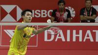 Tunggal putra Indonesia, Jonatan Christie, berusaha mengembalikan kok saat melawan tunggal China pada Indonesia Masters 2019 di Istora Senayan, Jakarta, Kamis (24/1). Jonatan lolos ke perempat final. (Bola.com/M. Iqbal Ichsan)