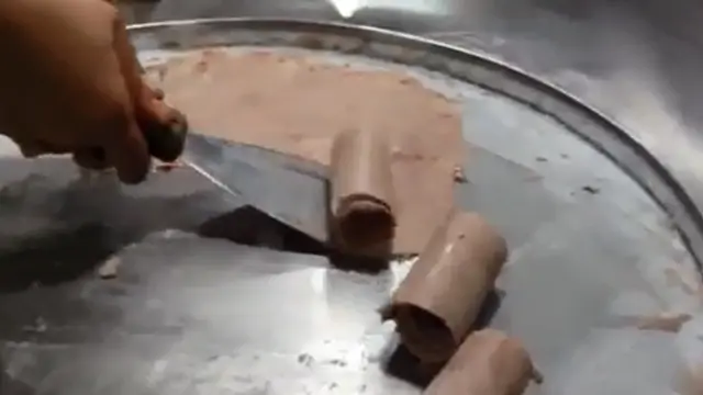 Es Krim Gulung Instan Pinggir Jalan di Thailand