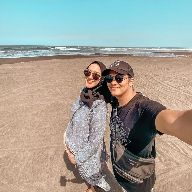 Perut Kian Membucit, Ini 6 Potret Erica Putri Pamer Baby Bump Bareng Suami