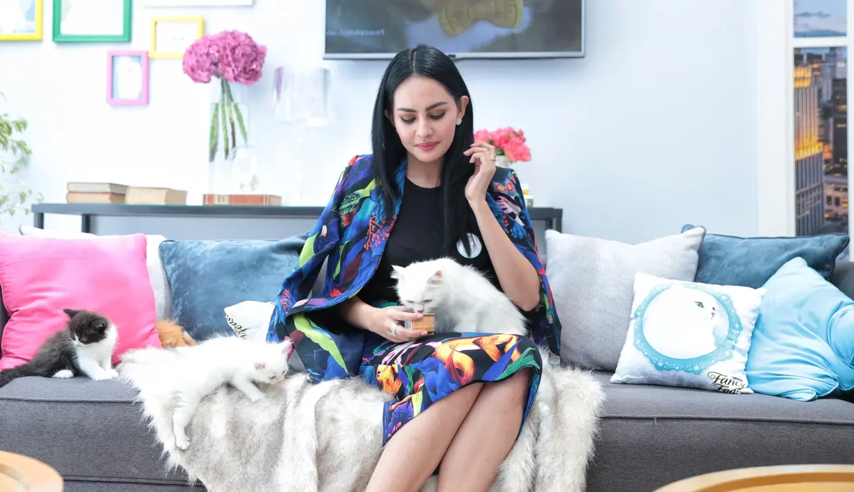 "Buat aku pribadi kalau mereka (pria) nggak bisa nerima aku (punya anak adopsi) ya berarti mereka bukan jodohnya aku, itu udah sign. Itu tandanya dia bukan jodoh Karput," ujarnya di kawasan Tanah Abang, Jumat (24/11/2017). (Adrian Putra/Bintang.com)