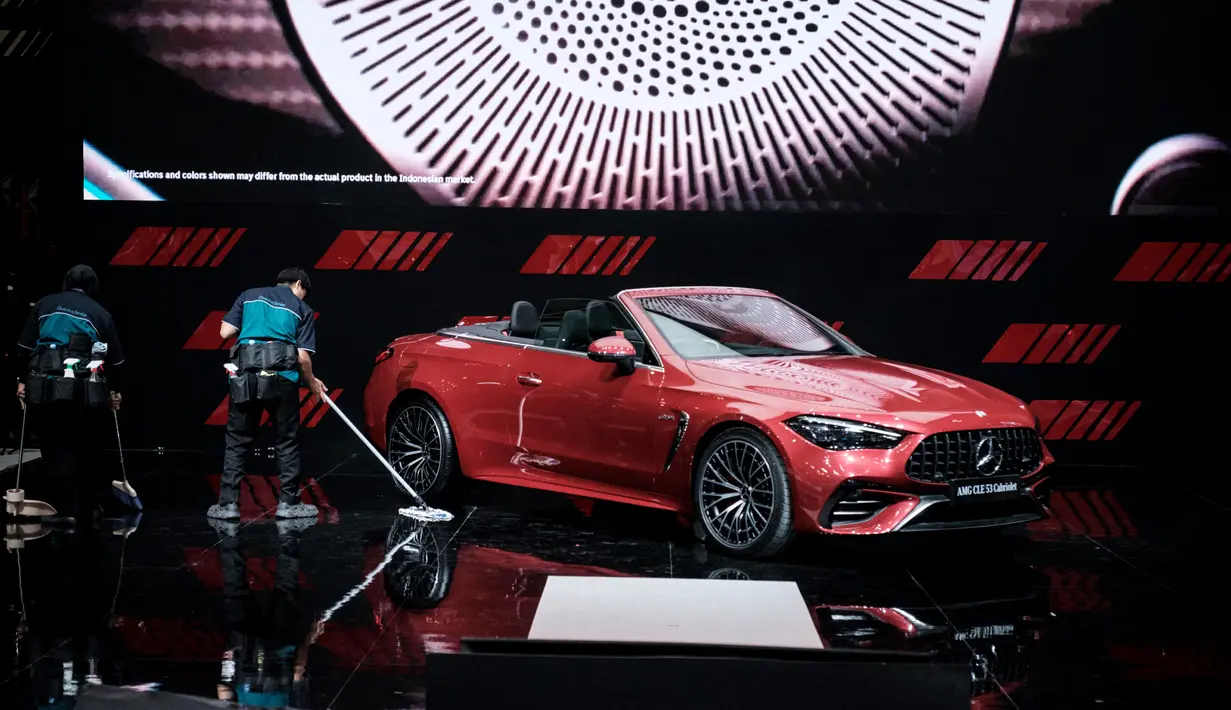 Tema ini menggambarkan optimisme baru menjadi momentum penting bagi industri otomotif menjadi lebih kuat, dan mempercepat pertumbuhan industri yang tengah berlangsung. Tampak dalam foto, Mercedes-Benz AMG CLE 53 Cabriolet yang dipamerkan dalam ajang Gaikindo Indonesia International Auto Show (GIIAS) ke-32 di Indonesia Convention Exhibition (ICE), Tangerang, Banten, 23 Juli 2025. (Yasuyoshi CHIBA/AFP)