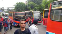 Perubahan tarif ini dilakukan seiring penurunan harga bahan bakar minyak (BBM) oleh pemerintah pusat. (Nafiysul Qodar/Liputan6.com)