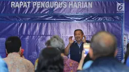 Ketua Umum DPP Partai Demokrat, Susilo Bambang Yudhoyono jelang memimpin rapat darurat DPP Partai Demokrat di Jakarta, Rabu (3/1). Rapat berlangsung tertutup dan dihadiri sejumlah petinggi partai. (Liputan6.com/Helmi Fithriansyah)