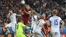 Pemain Rusia, Vasily Berezutskiy, menyundul bola ke arah gawang Slovakia pada laga kedua Grup B Piala Eropa 2016 di Stadion Pierre-Mauroy, Lille, Rabu (15/6/2016) malam WIB. (AFP/Philippe Huguen)