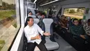 Presiden Joko Widodo berbincang saat berada di dalam kereta ARS menuju kota Medan, Kamis (3/3). Kereta ARS ini adalah kereta pertama yang mempelopori secara efektif dari pusat kota menuju bandar udaranya secara efektif. (Setpres/Agus Suparto)