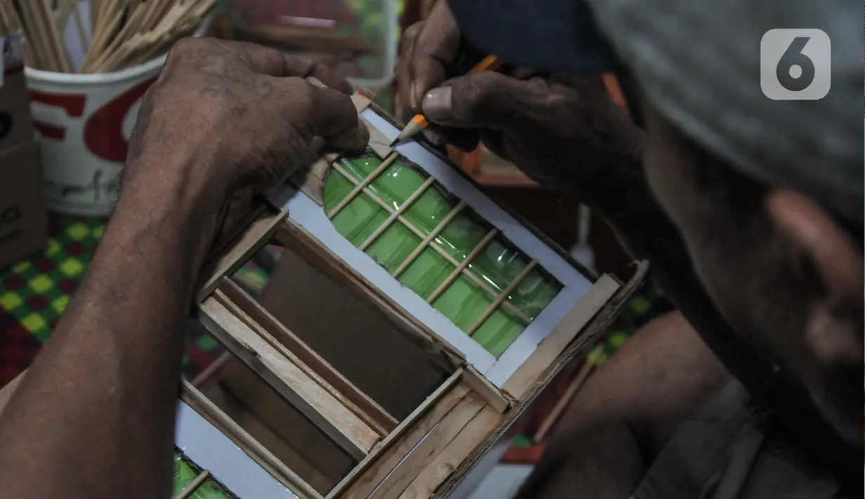 Jimmy Alexander (52) membuat kerajinan miniatur rumah ibadah di kediamannya di kawasan Kalipasir Dalam, Cikini, Jakarta Pusat, Senin (5/9/2022). Berawal dari hobi membuat mainan, Jimmy  menyulap barang bekas seperti stik es krim, tusuk sate, dan kardus menjadi produk kerajinan miniatur bernilai ekonomis. (merdeka.com/Iqbal S Nugroho)