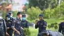 Para polisi Nepal bertugas di sebuah taman di Kathmandu, Nepal (22/7/2020). Pemerintah Nepal memutuskan untuk secara resmi mencabut kebijakan karantina wilayah (lockdown) yang telah berlangsung selama hampir empat bulan. (Xinhua/Zhou Shengping)