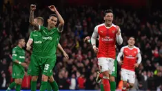 Hingga mengumumkan pensiun pada Rabu, 22 Maret 2023 melalui unggahan akun instagram pribadinya, Mesut Oezil total mencetak 98 gol dari 605 laga bersama 6 klub yang pernah dibelanya, Schalke, Werder Bremen, Real Madrid, Arsenal, Fenerbahce dan Istanbul Basaksehir sejak 2006/2007 hingga 2022/2023. Hanya bersama klub terakhirnya Istanbul Basaksehir ia gagal menyumbang gol. Dari total 98 gol, tercatat ada 4 klub yang menjadi lumbung gol yang masing-masing mampu dijebol sebanyak 4 kali. Berikut daftar keempat klub tersebut. (AFP/Ben Stansall)