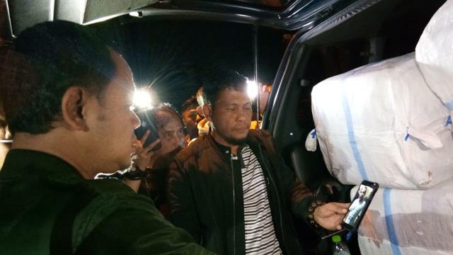 Wali Kota Bogor Bima Arya terkejut melihat barang bukti ganja yang dibawa menggunakan kendaraan minibus dan truk. (Liputan6.com/Achmad Sudarno)