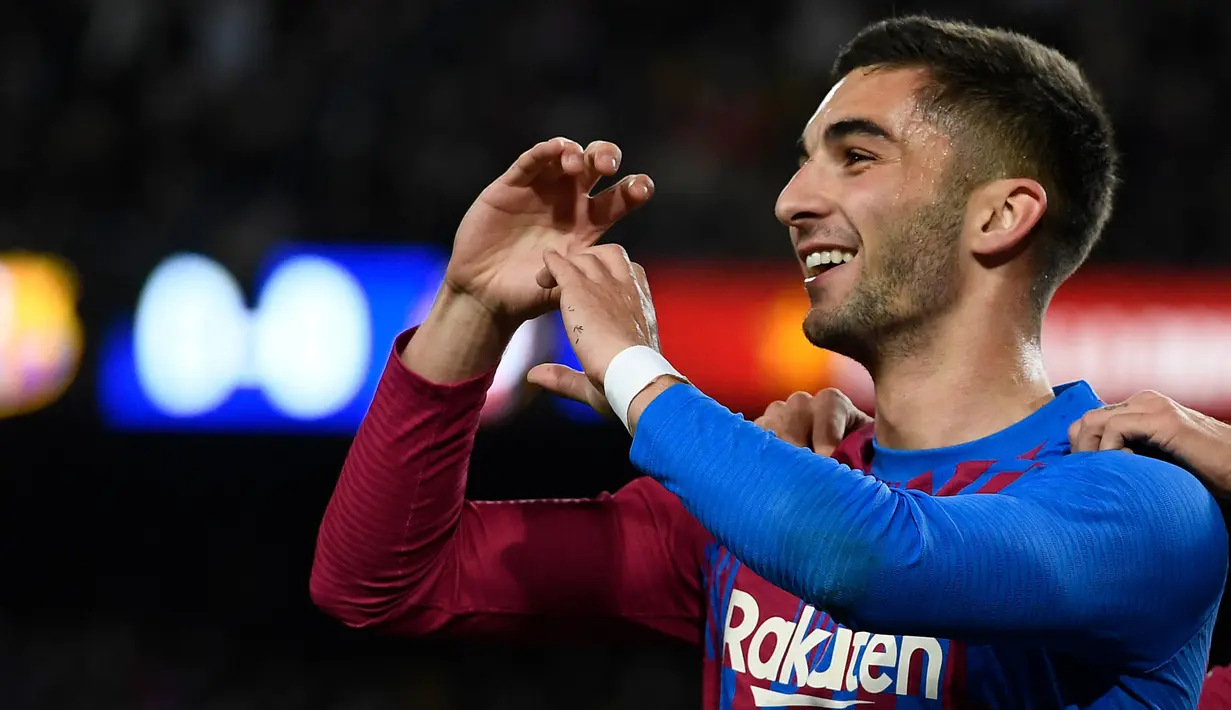 Ferran Torres. Sayap kiri Spanyol berusia 22 tahun yang baru setengah musim memperkuat Barcelona ini didatangkan dari Manchester City pada bursa transfer Januari 2022. Nilai transfernya senilai 55 juta euro atau kini setara Rp831 miliar menjadi salah satu pembelian termahal dari klub Liga Inggris. Bersama Barcelona ia telah tampil dalam 24 laga di semua ajang dengan torehan 6 gol dan 6 assist. (AFP/Josep Lago)