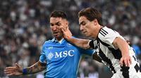 Penyerang Napoli, Matteo Politano (Kiri), bertarung memperebutkan bola dengan penyerang Juventus, Kenan Yildiz pada pertandingan sepak bola Serie A, Minggu, 21 September 2024. (Isabella BONOTTO / AFP)