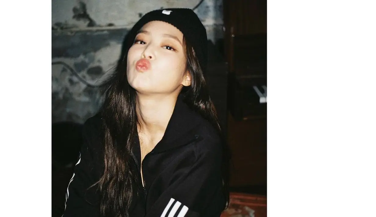 Di akun yang lebih pribadi ini, fans akan melihat sisi berbeda dari Jennie. [Instagram @lesyeuxdenini]